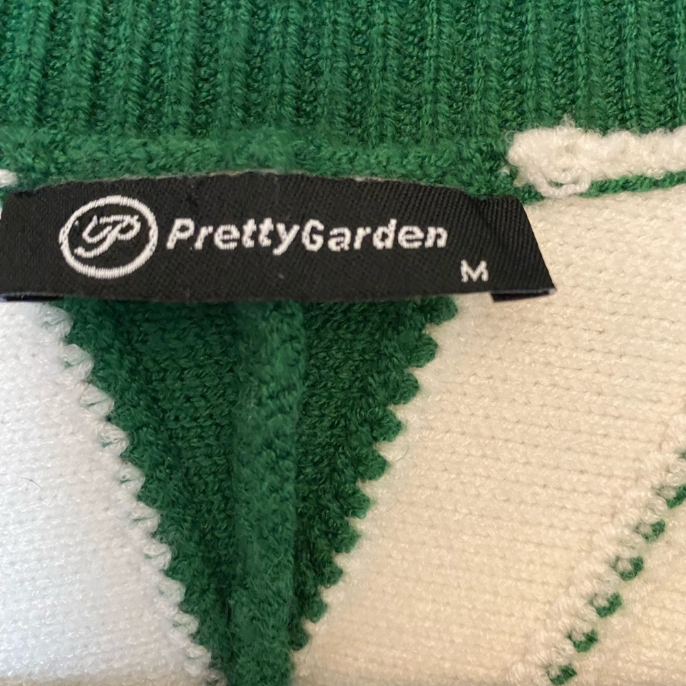 Stylish Green and White V-Neck Sweater - Picture 2 of 7